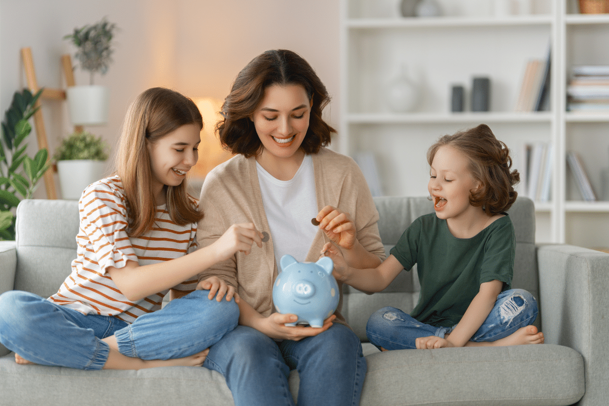 La Madre e hijas ahorrando dinero